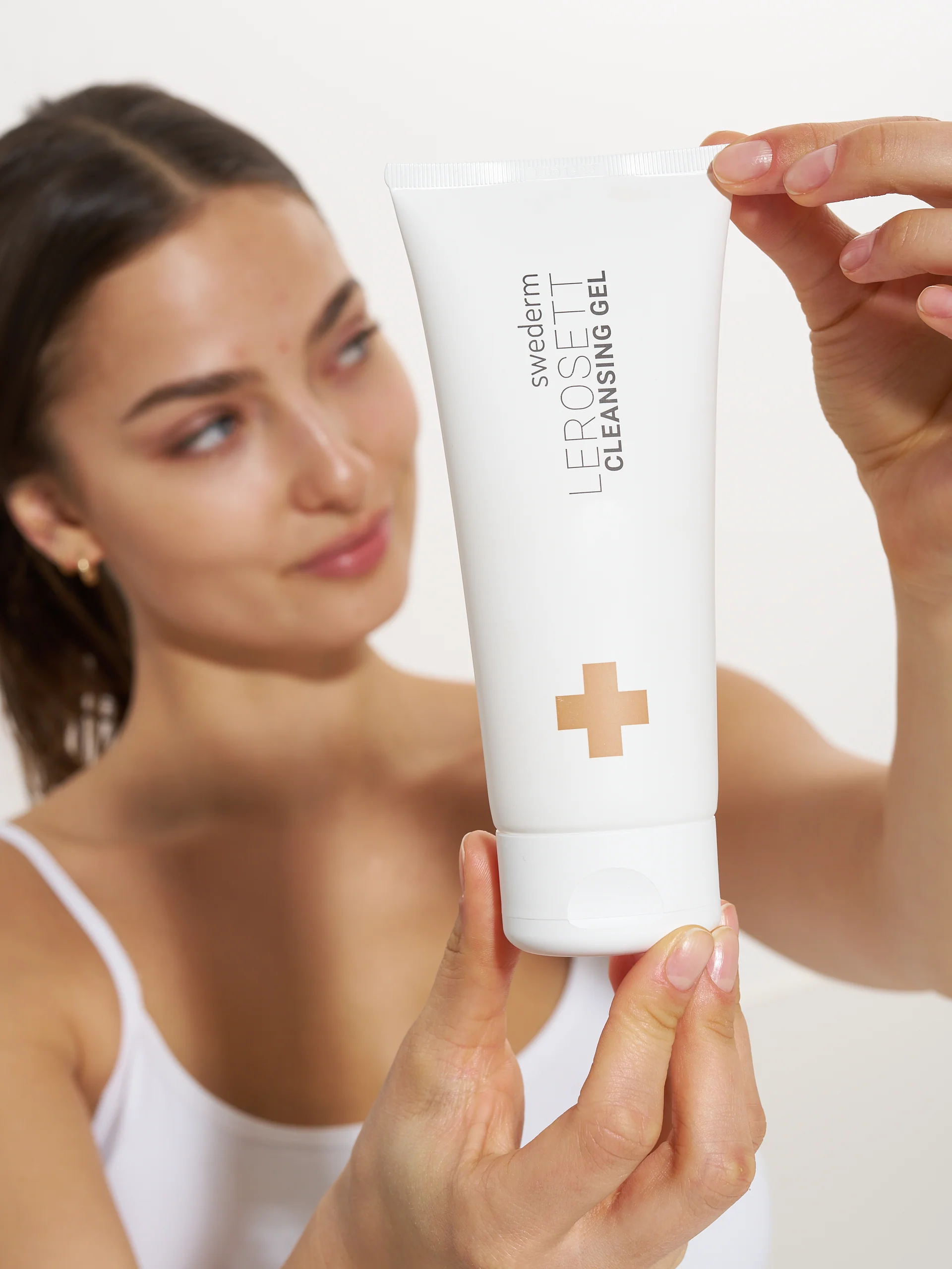 LEROSETT CLEANSING GEL - ŻEL DO MYCIA DLA CERY MIESZANEJ I TŁUSTEJ - Image 3